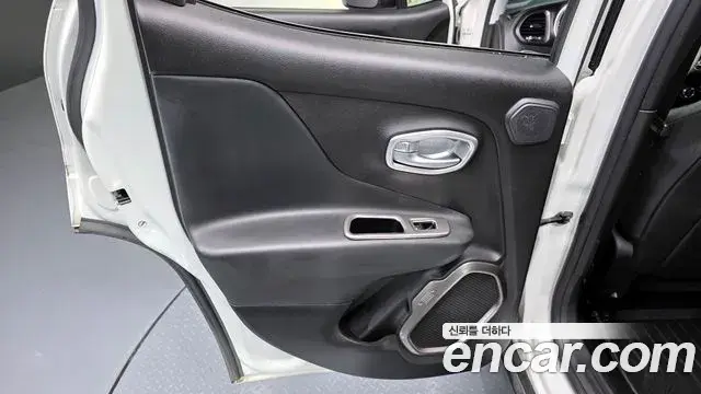 Jeep Renegade 2019 — Şəkil 29/35