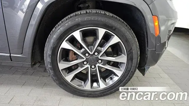 Jeep Grand Cherokee 2022 — Photo 29/38