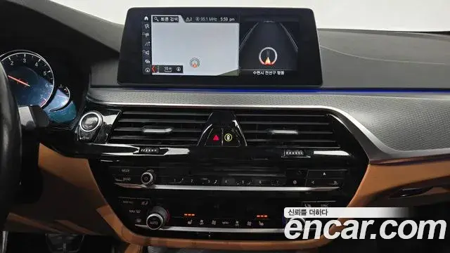 BMW 5 Series 2018 — Şəkil 18/20