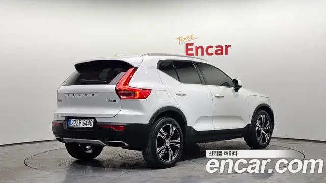 Volvo XC40 2019 — Şəkil 27/33