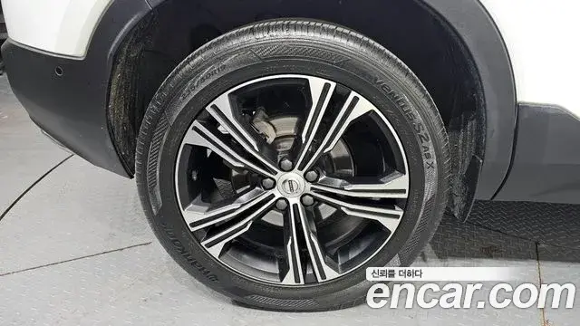 Volvo XC40 2019 — Şəkil 30/33