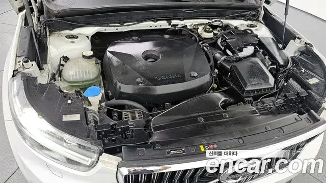 Volvo XC40 2019 — Şəkil 22/33