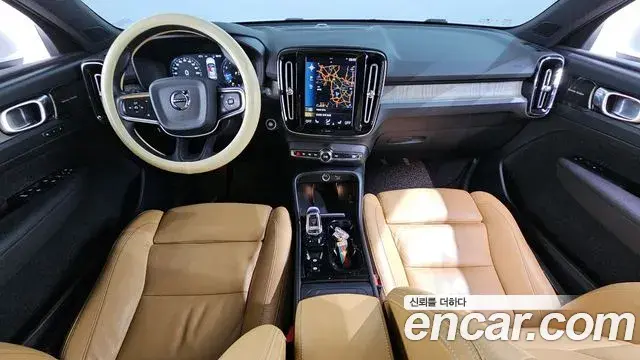 Volvo XC40 2019 — Şəkil 18/33