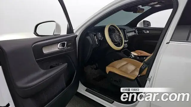 Volvo XC40 2019 — Şəkil 10/33