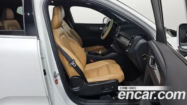 Volvo XC40 2019 — Şəkil 24/33