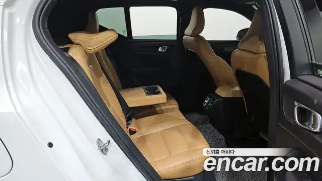 Volvo XC40 2019 — Şəkil 28/33