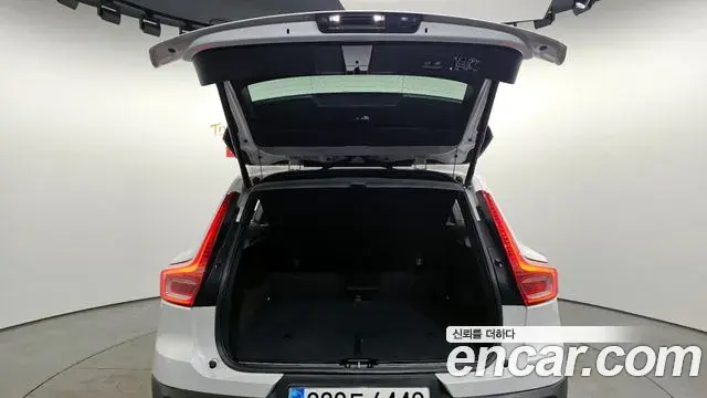 Volvo XC40 2019 — Şəkil 33/33