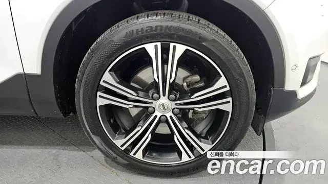 Volvo XC40 2019 — Şəkil 15/33