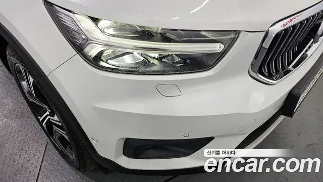 Volvo XC40 2019 — Şəkil 8/33