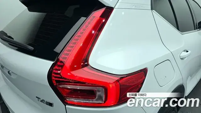 Volvo XC40 2019 — Şəkil 14/33