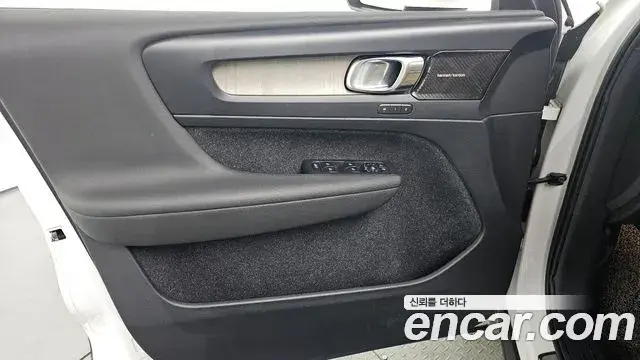 Volvo XC40 2019 — Şəkil 16/33