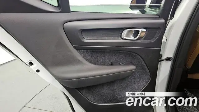 Volvo XC40 2019 — Şəkil 17/33