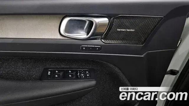 Volvo XC40 2019 — Şəkil 26/33
