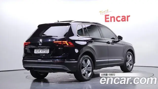 Volkswagen Tiguan 2018 — Şəkil 19/20