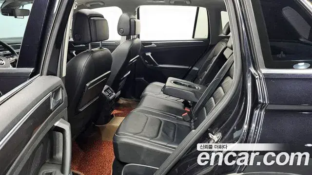 Volkswagen Tiguan 2018 — Şəkil 12/20
