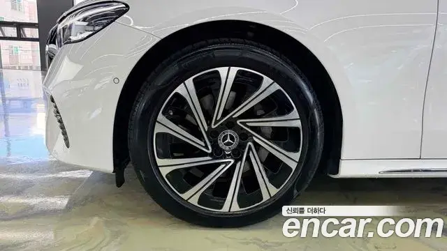 Mercedes-Benz E-Class 2025 — Фото 3/15
