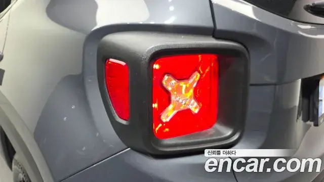 Jeep Renegade 2022 — ფოტო 17/30