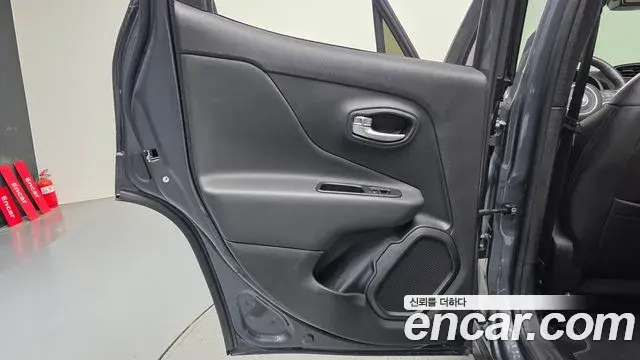 Jeep Renegade 2022 — ფოტო 12/30