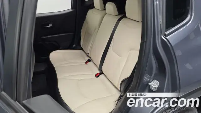 Jeep Renegade 2022 — ფოტო 21/30