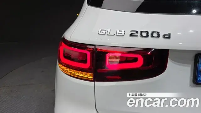 Mercedes-Benz GLB-Class 2022 — ფოტო 17/34