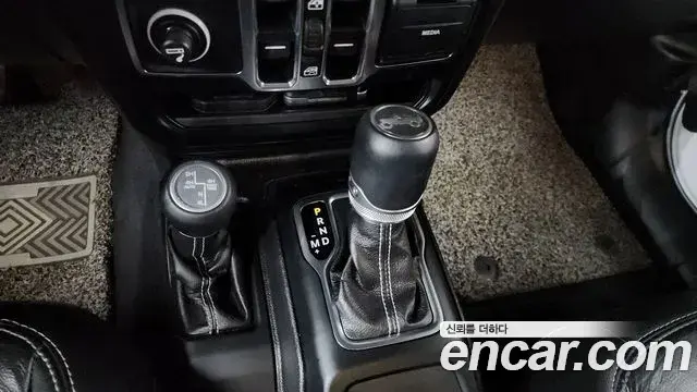 Jeep Wrangler 2019 — Şəkil 17/34