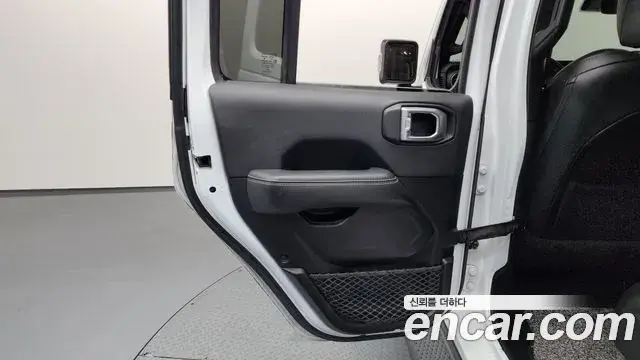 Jeep Wrangler 2019 — Şəkil 31/34