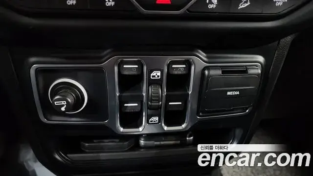 Jeep Wrangler 2019 — Şəkil 8/34