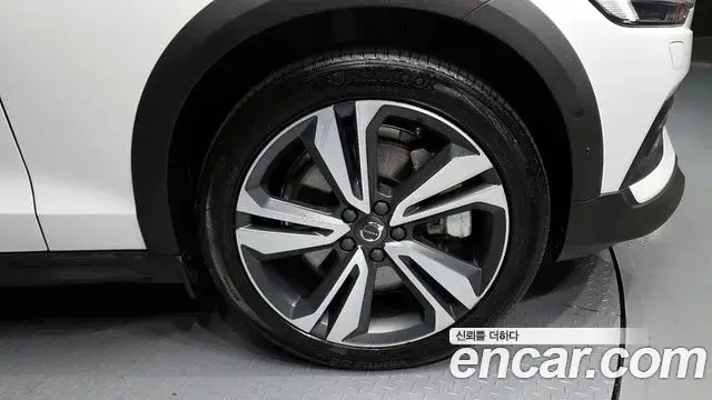 Volvo V60 Cross Country 2020 — ფოტო 18/35