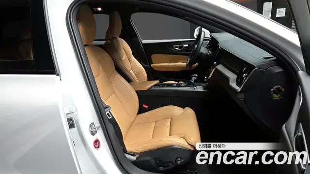 Volvo V60 Cross Country 2020 — ფოტო 25/35