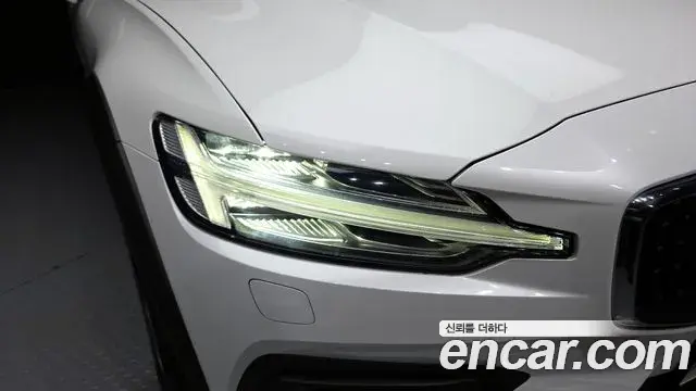 Volvo V60 Cross Country 2020 — ფოტო 15/35