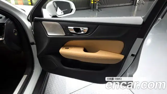 Volvo V60 Cross Country 2020 — ფოტო 17/35