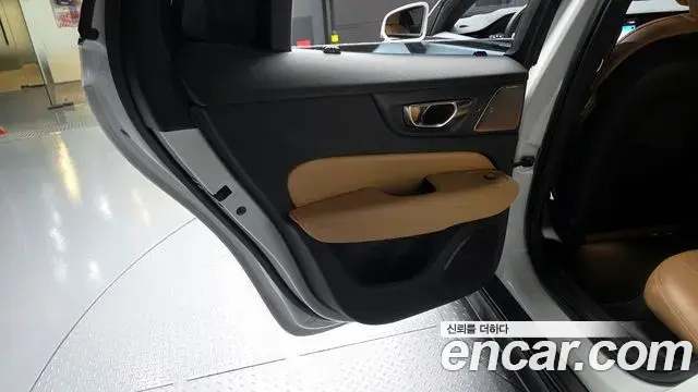 Volvo V60 Cross Country 2020 — ფოტო 34/35