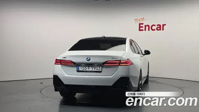 BMW 5 Series 2024 — ფოტო 8/33
