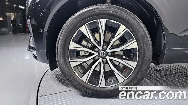 Volvo XC60 2023 — ფოტო 4/20