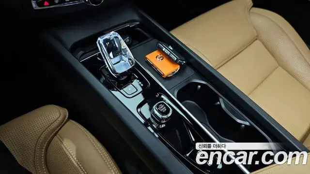 Volvo XC60 2023 — ფოტო 10/20