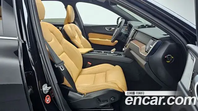 Volvo XC60 2023 — ფოტო 14/20