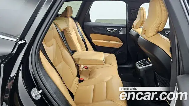 Volvo XC60 2023 — ფოტო 11/20