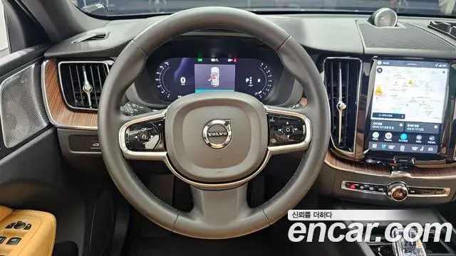 Volvo XC60 2023 — ფოტო 19/20