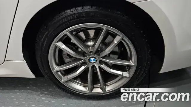 BMW 5 Series 2019 — Photo 12/31