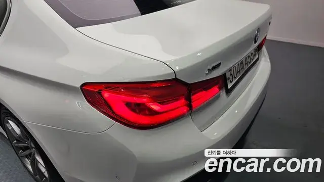 BMW 5 Series 2019 — Photo 30/31