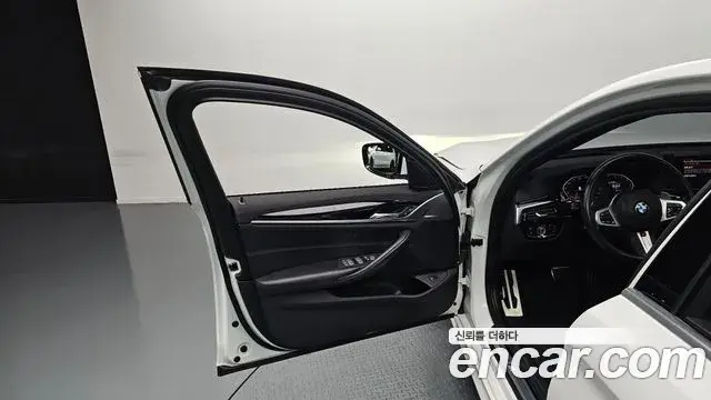 BMW 5 Series 2019 — Photo 20/31