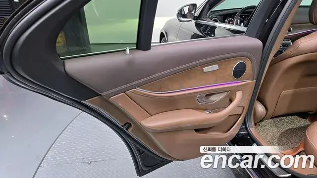 Mercedes-Benz E-Class 2019 — ფოტო 8/30
