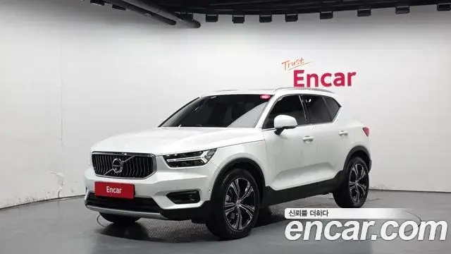 Volvo XC40 2021 — Фото 1/20