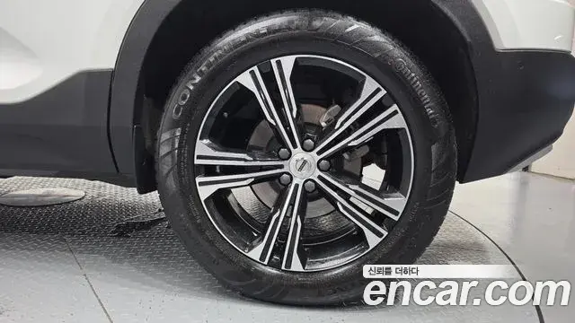 Volvo XC40 2021 — Photo 22/33