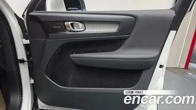 Volvo XC40 2021 — Photo 14/33