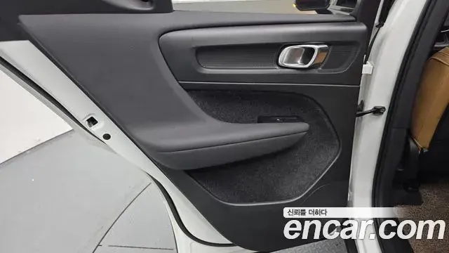 Volvo XC40 2021 — Photo 24/33