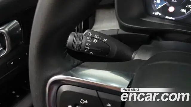 Volvo XC40 2021 — Photo 32/33