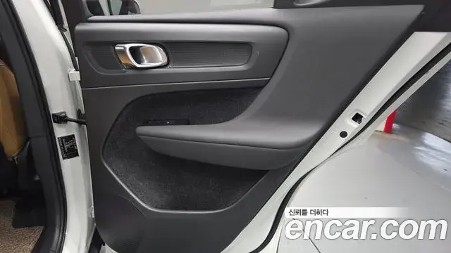 Volvo XC40 2021 — Photo 31/33