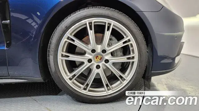 Porsche Panamera 2018 — ფოტო 34/35