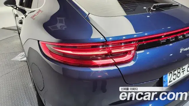 Porsche Panamera 2018 — ფოტო 14/35